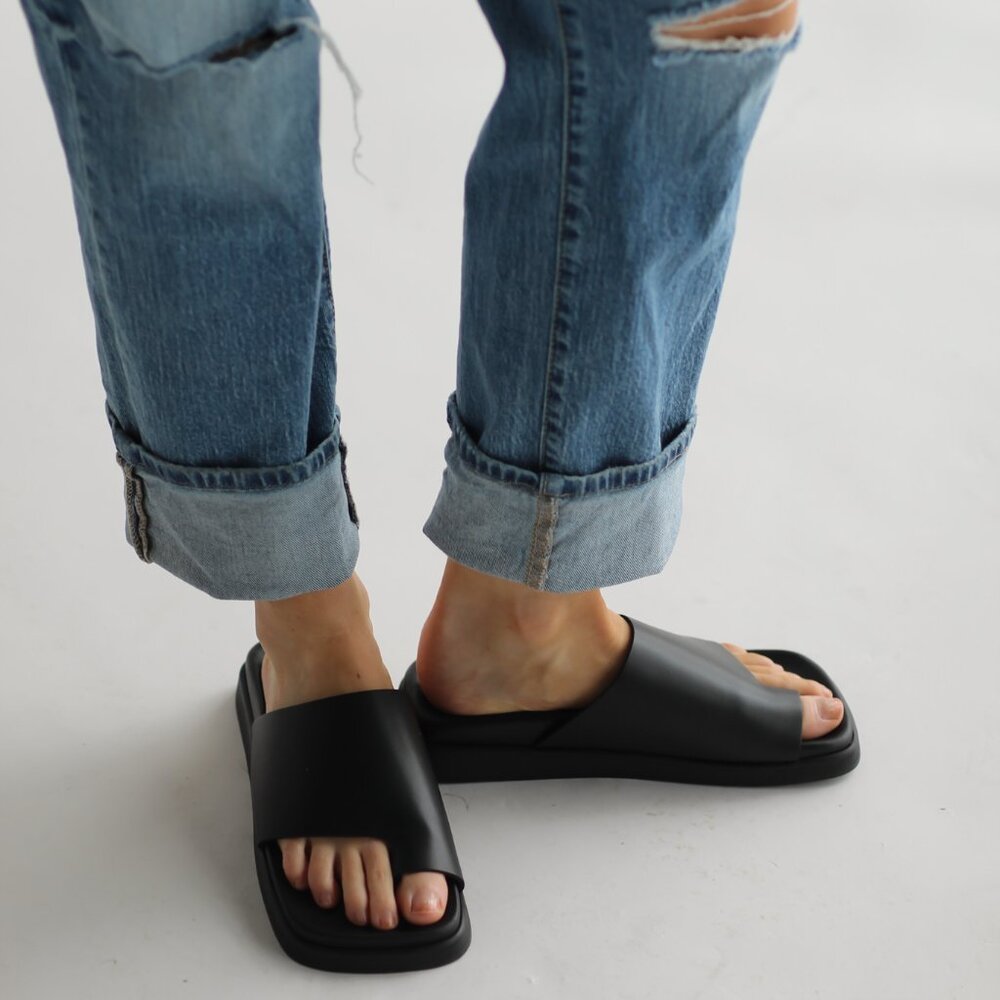 ALOHAS Toe Ring Flop Black
